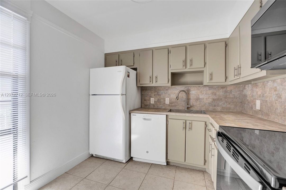 For Sale: $179,500 (1 beds, 1 baths, 741 Square Feet)