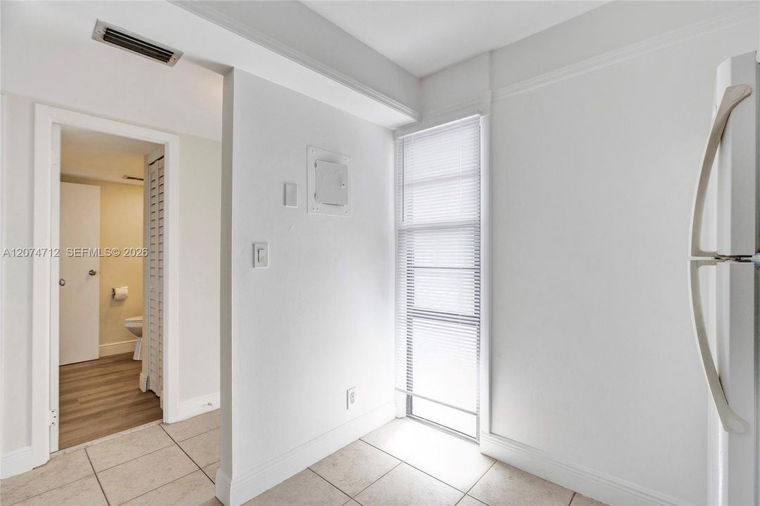 For Sale: $179,500 (1 beds, 1 baths, 741 Square Feet)