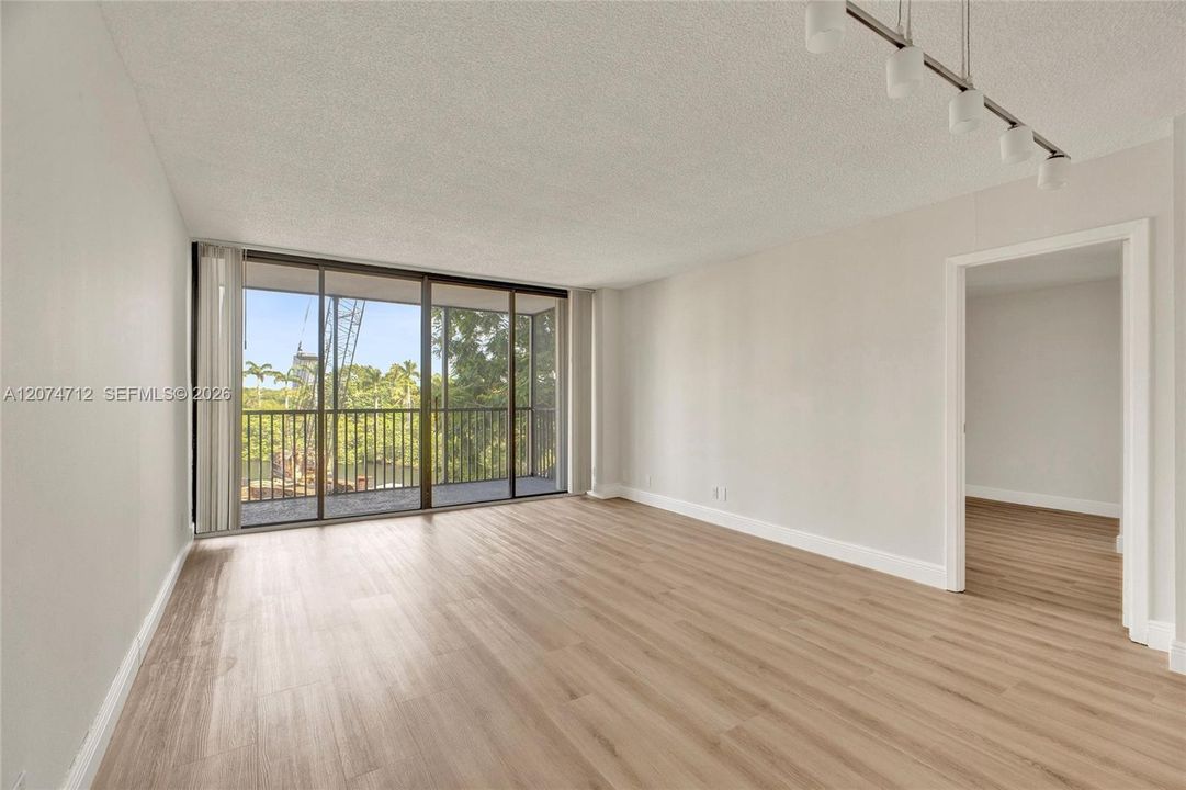 For Sale: $179,500 (1 beds, 1 baths, 741 Square Feet)