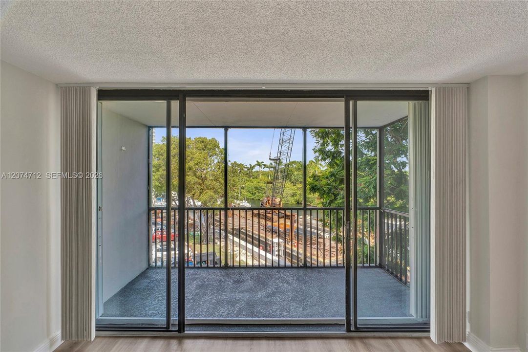 For Sale: $179,500 (1 beds, 1 baths, 741 Square Feet)