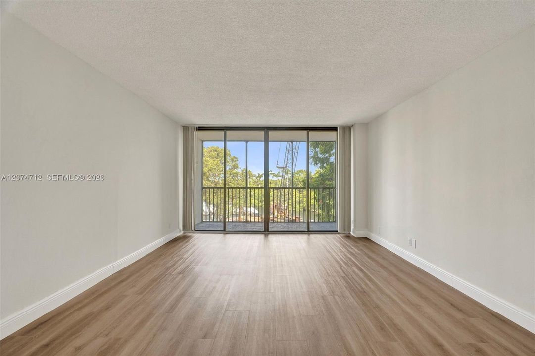 For Sale: $179,500 (1 beds, 1 baths, 741 Square Feet)
