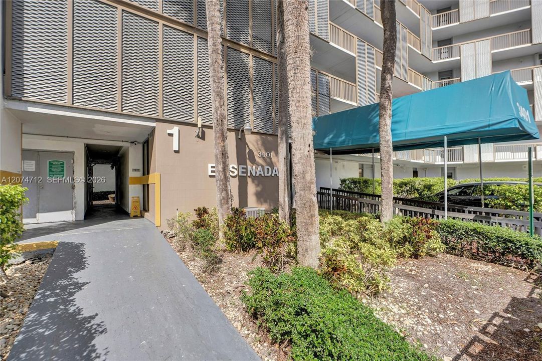 For Sale: $179,500 (1 beds, 1 baths, 741 Square Feet)