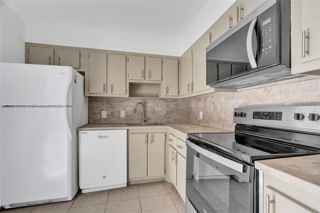 For Sale: $179,500 (1 beds, 1 baths, 741 Square Feet)