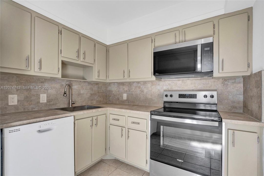 For Sale: $179,500 (1 beds, 1 baths, 741 Square Feet)