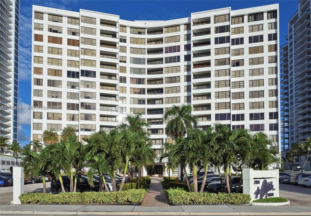For Rent: $3,999 (2 beds, 2 baths, 1360 Square Feet)