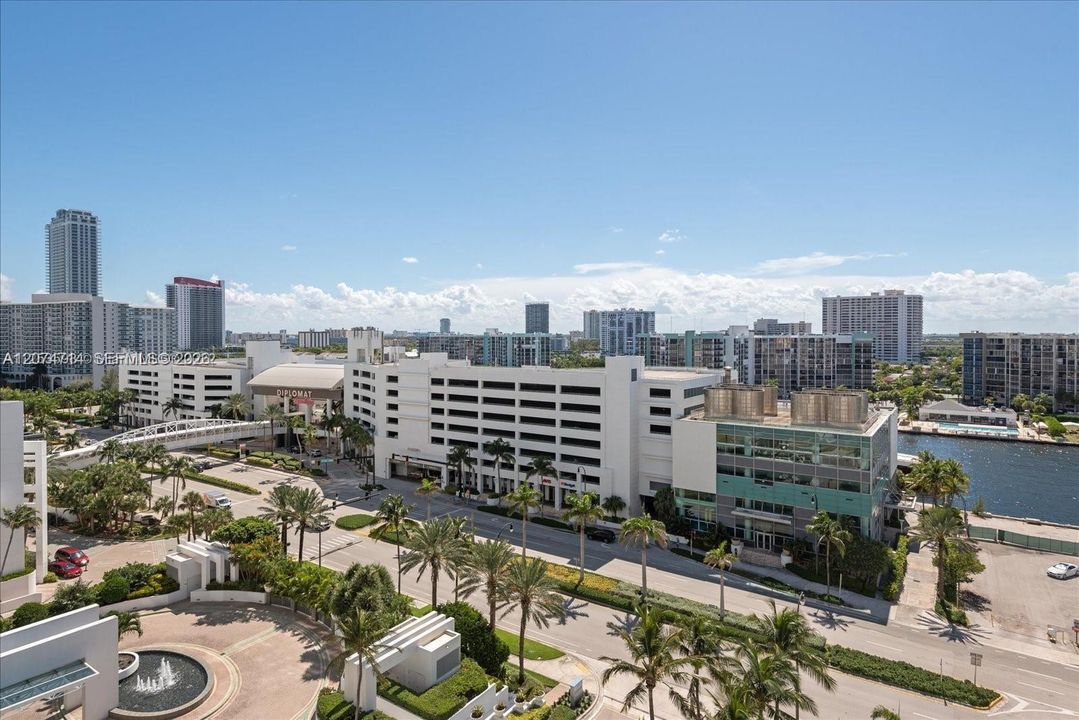 For Rent: $3,999 (2 beds, 2 baths, 1360 Square Feet)
