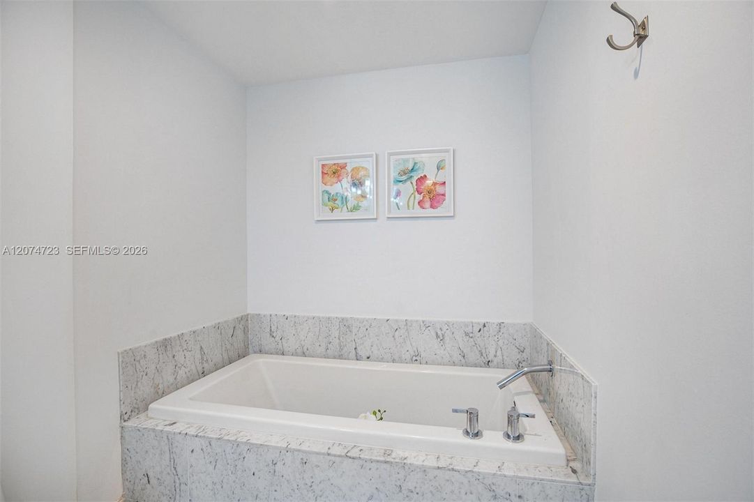 For Sale: $389,000 (1 beds, 1 baths, 802 Square Feet)