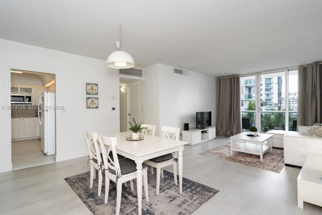 For Sale: $400,000 (1 beds, 1 baths, 812 Square Feet)