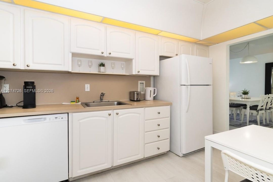 For Sale: $400,000 (1 beds, 1 baths, 812 Square Feet)