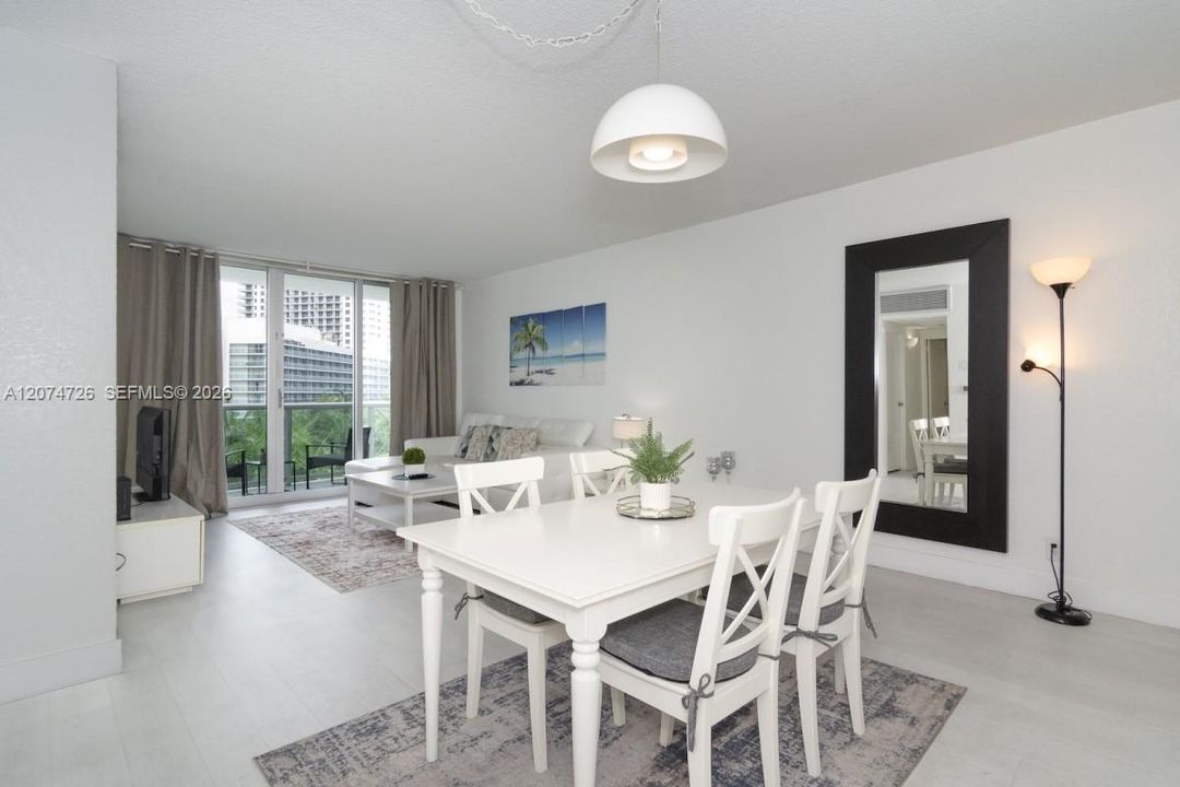 For Sale: $400,000 (1 beds, 1 baths, 812 Square Feet)