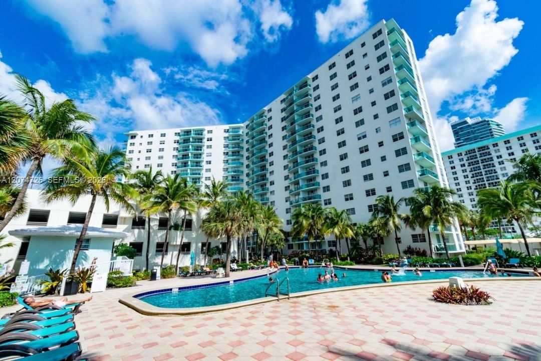For Sale: $400,000 (1 beds, 1 baths, 812 Square Feet)