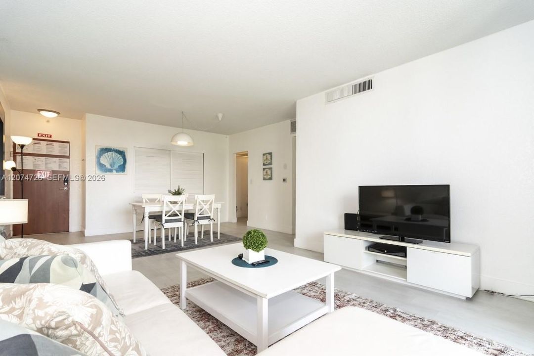 For Sale: $400,000 (1 beds, 1 baths, 812 Square Feet)