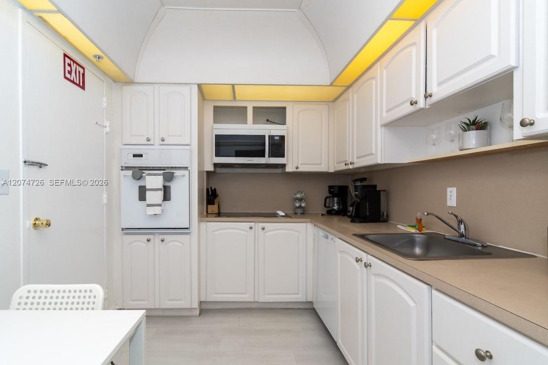 For Sale: $400,000 (1 beds, 1 baths, 812 Square Feet)