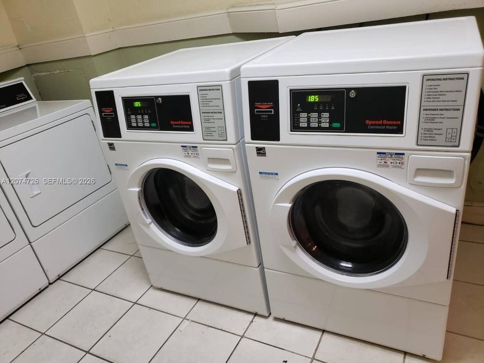 For Sale: $400,000 (1 beds, 1 baths, 812 Square Feet)