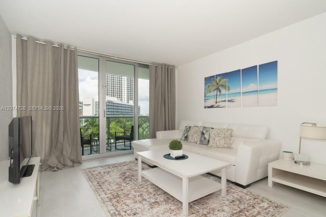 For Sale: $400,000 (1 beds, 1 baths, 812 Square Feet)