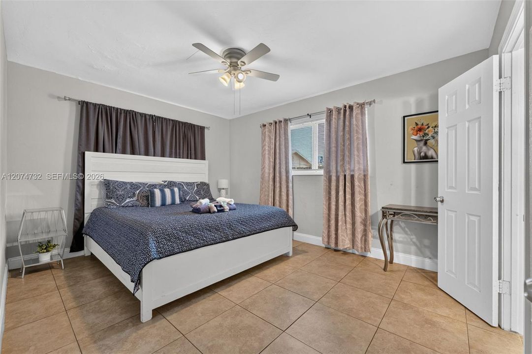 For Rent: $3,200 (3 beds, 2 baths, 4885 Square Feet)