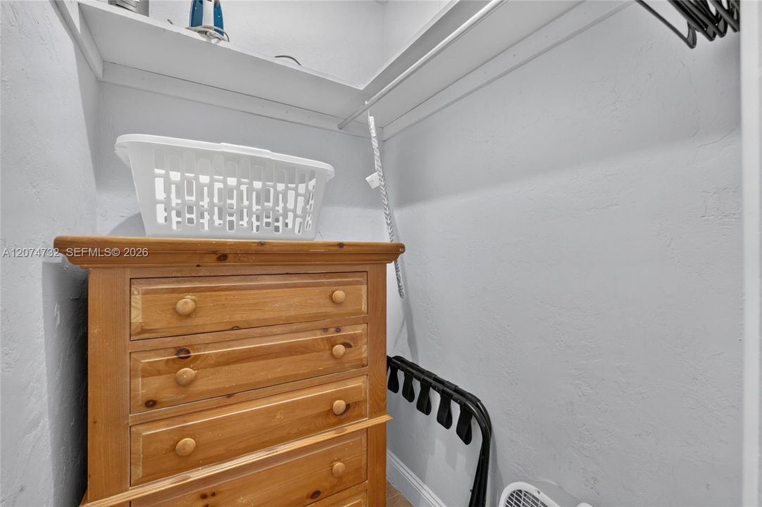For Rent: $3,200 (3 beds, 2 baths, 4885 Square Feet)
