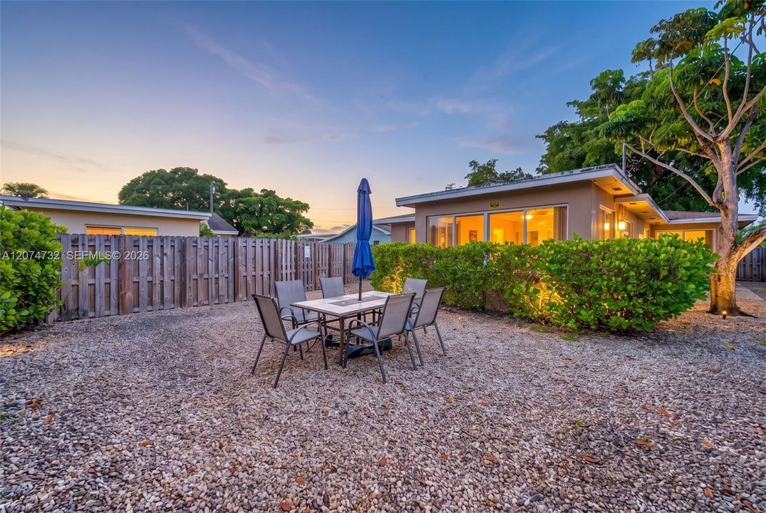 For Rent: $3,200 (3 beds, 2 baths, 4885 Square Feet)
