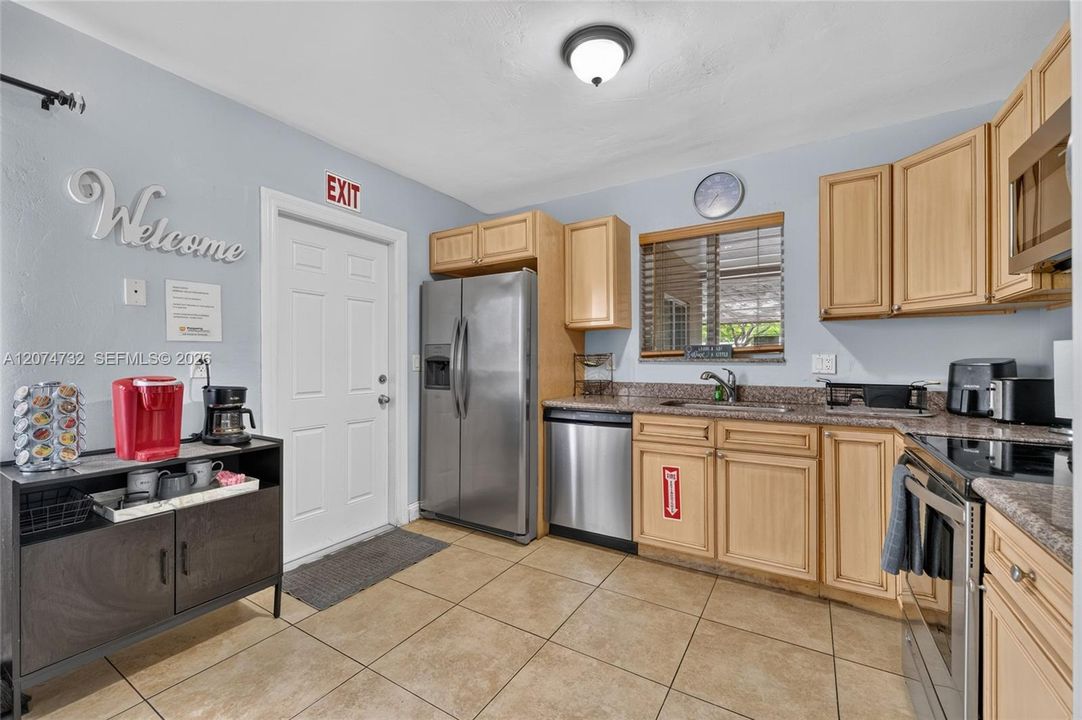 For Rent: $3,200 (3 beds, 2 baths, 4885 Square Feet)