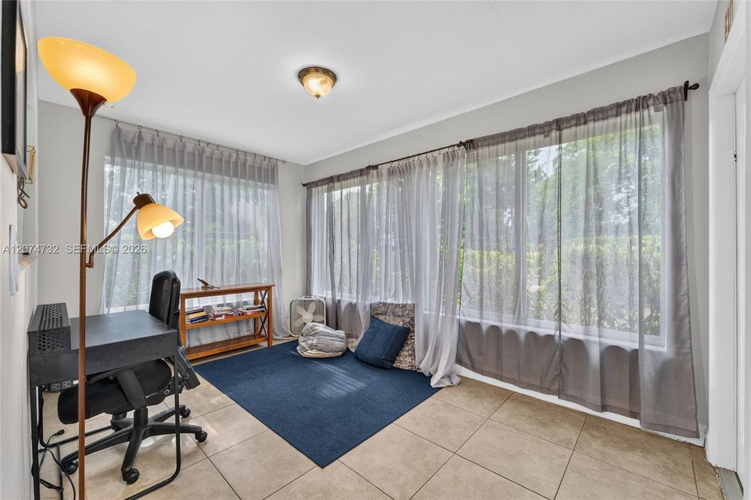 For Rent: $3,200 (3 beds, 2 baths, 4885 Square Feet)