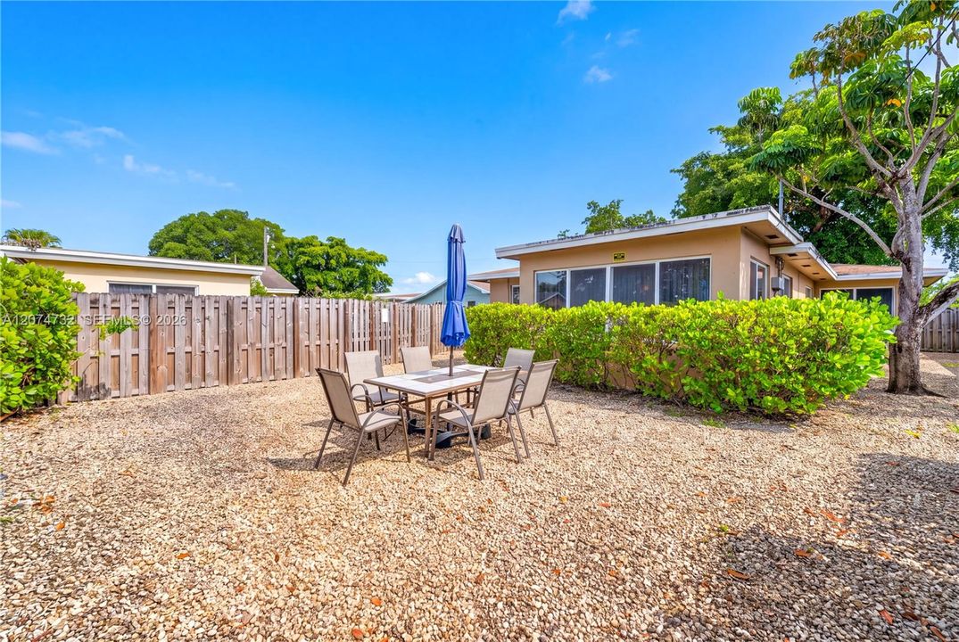 For Rent: $3,200 (3 beds, 2 baths, 4885 Square Feet)