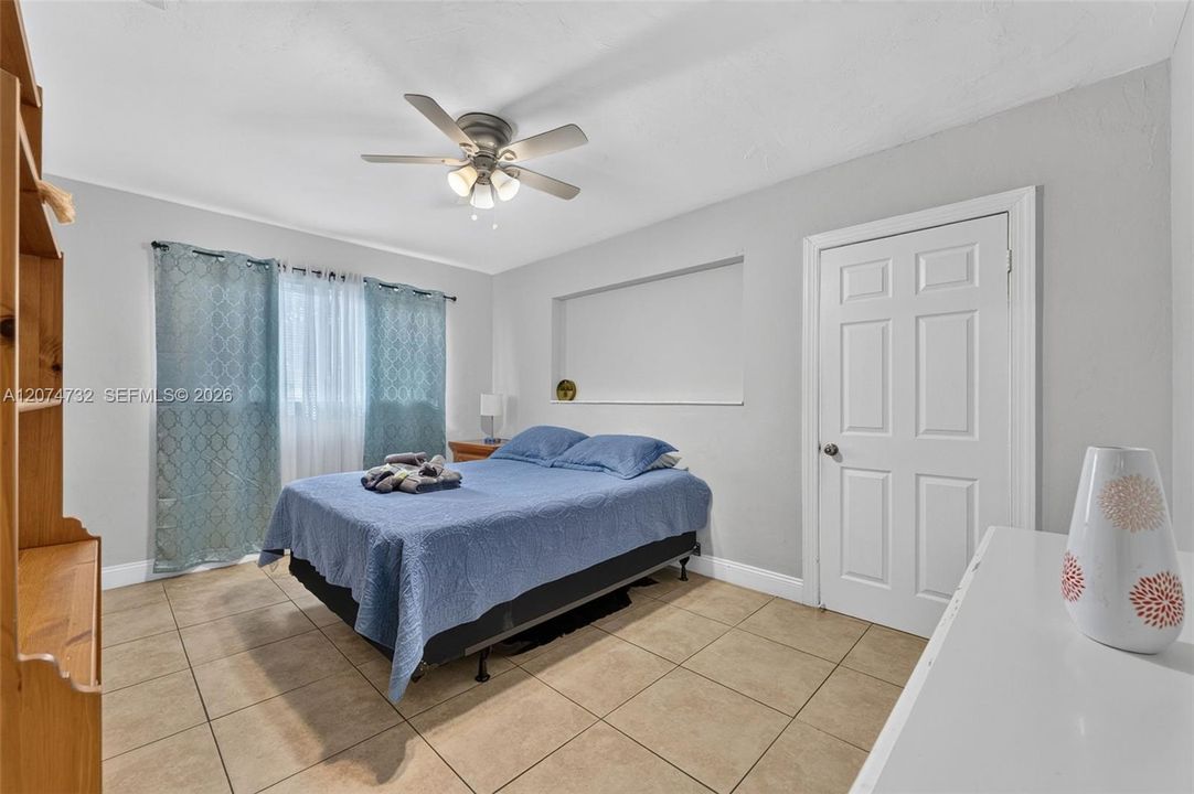 For Rent: $3,200 (3 beds, 2 baths, 4885 Square Feet)