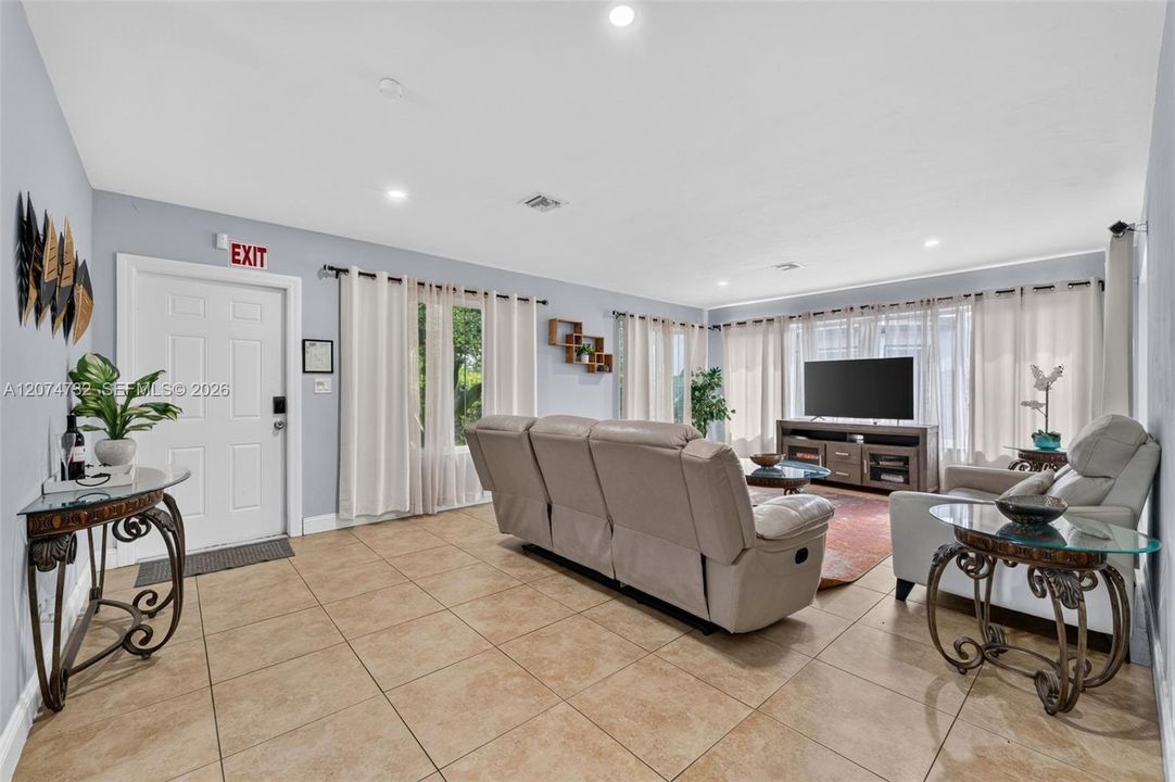 For Rent: $3,200 (3 beds, 2 baths, 4885 Square Feet)