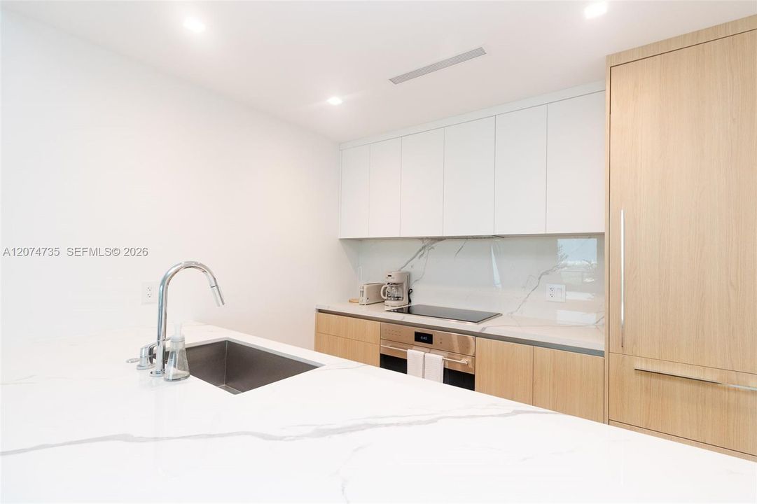 For Sale: $1,550,000 (1 beds, 2 baths, 1081 Square Feet)