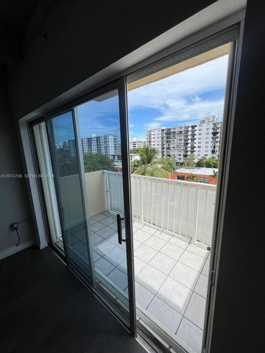 For Rent: $2,200 (1 beds, 1 baths, 758 Square Feet)