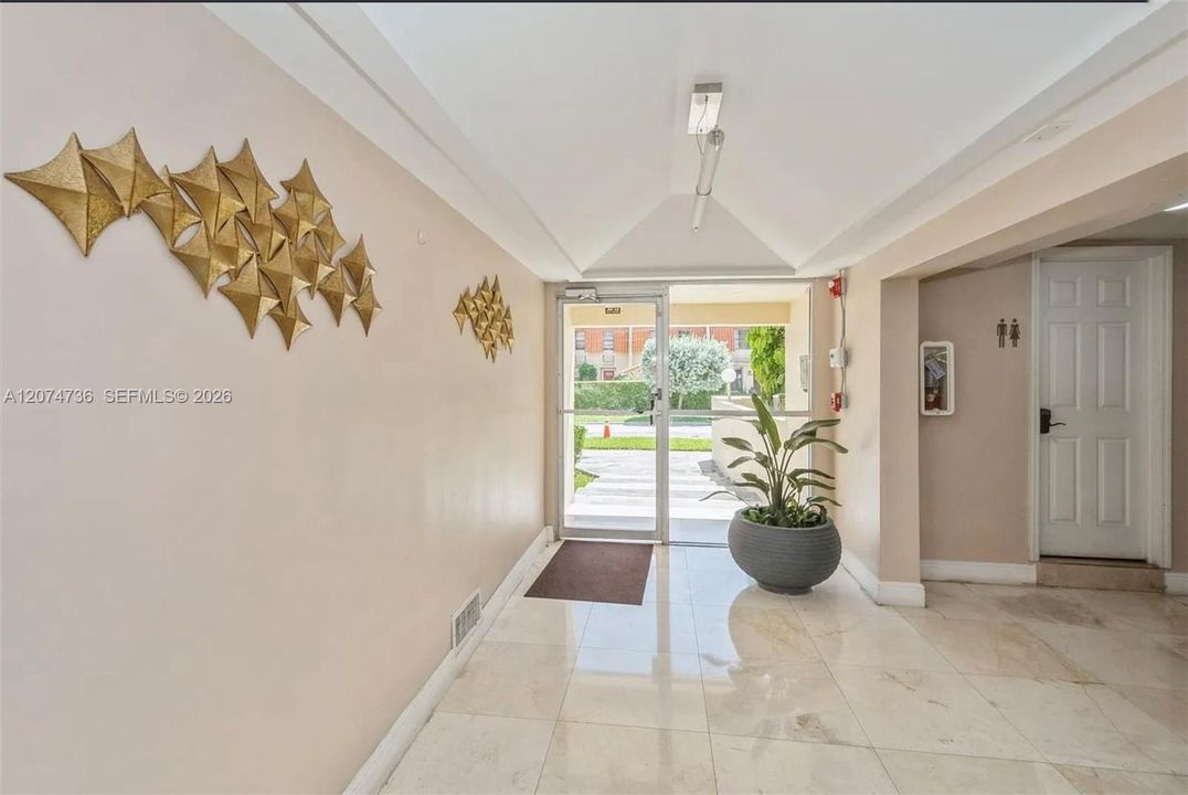 For Rent: $2,200 (1 beds, 1 baths, 758 Square Feet)