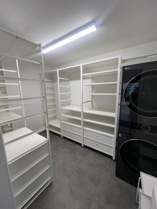 For Rent: $2,200 (1 beds, 1 baths, 758 Square Feet)