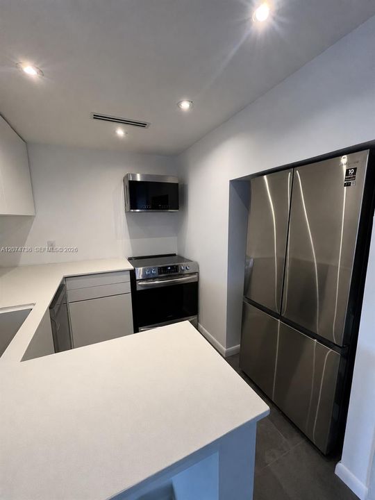 For Rent: $2,200 (1 beds, 1 baths, 758 Square Feet)