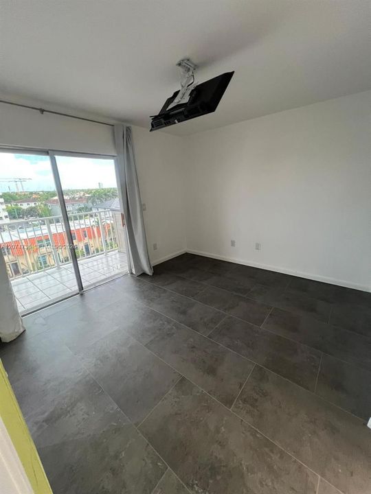 For Rent: $2,200 (1 beds, 1 baths, 758 Square Feet)