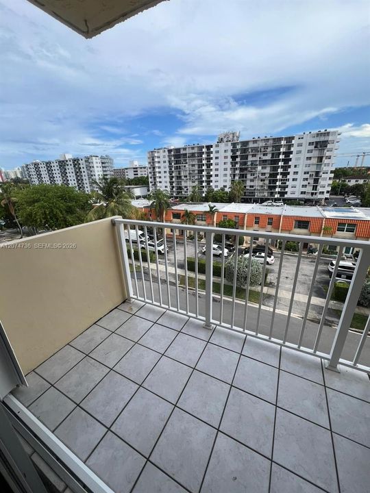 For Rent: $2,200 (1 beds, 1 baths, 758 Square Feet)