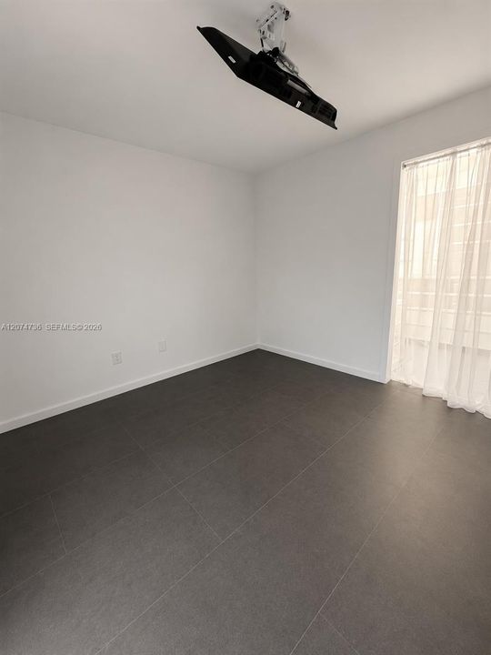 For Rent: $2,200 (1 beds, 1 baths, 758 Square Feet)