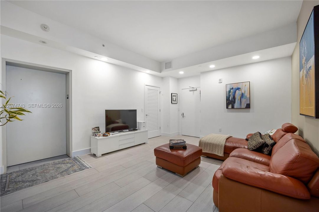 For Rent: $12,500 (3 beds, 3 baths, 1753 Square Feet)