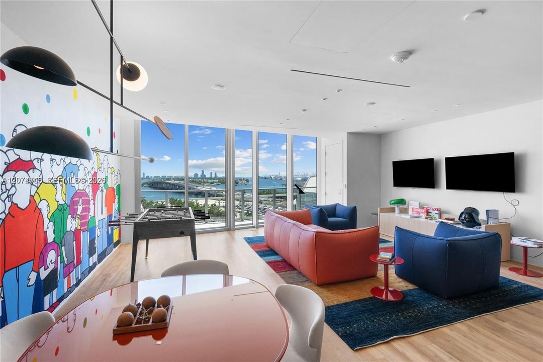 For Sale: $2,650,000 (3 beds, 3 baths, 1953 Square Feet)