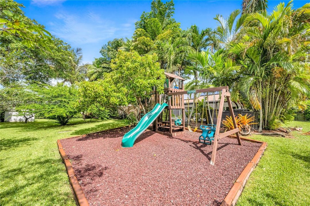 For Sale: $2,699,000 (5 beds, 3 baths, 3614 Square Feet)