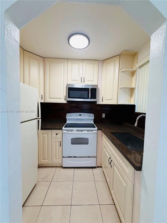 For Rent: $1,700 (2 beds, 1 baths, 884 Square Feet)