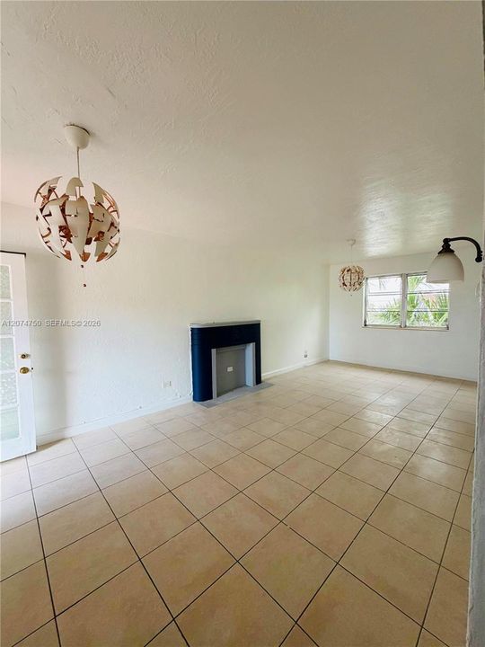 For Rent: $1,700 (2 beds, 1 baths, 884 Square Feet)