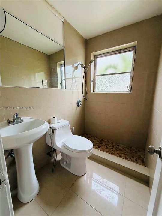 For Rent: $1,700 (2 beds, 1 baths, 884 Square Feet)