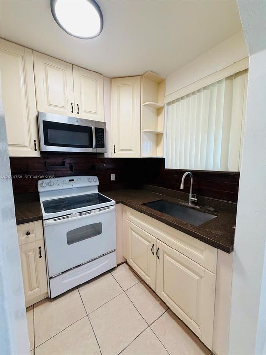 For Rent: $1,700 (2 beds, 1 baths, 884 Square Feet)