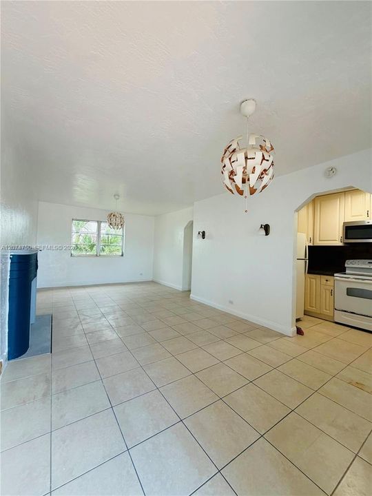 For Rent: $1,700 (2 beds, 1 baths, 884 Square Feet)
