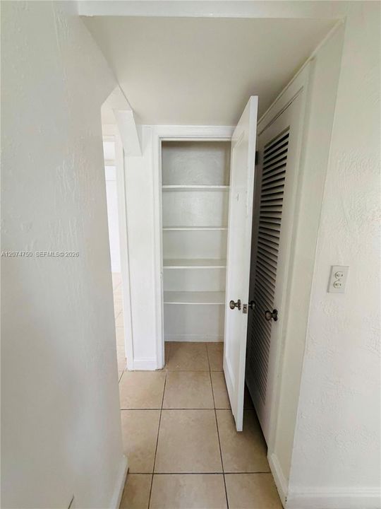 For Rent: $1,700 (2 beds, 1 baths, 884 Square Feet)