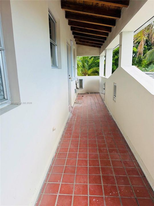 For Rent: $1,700 (2 beds, 1 baths, 884 Square Feet)