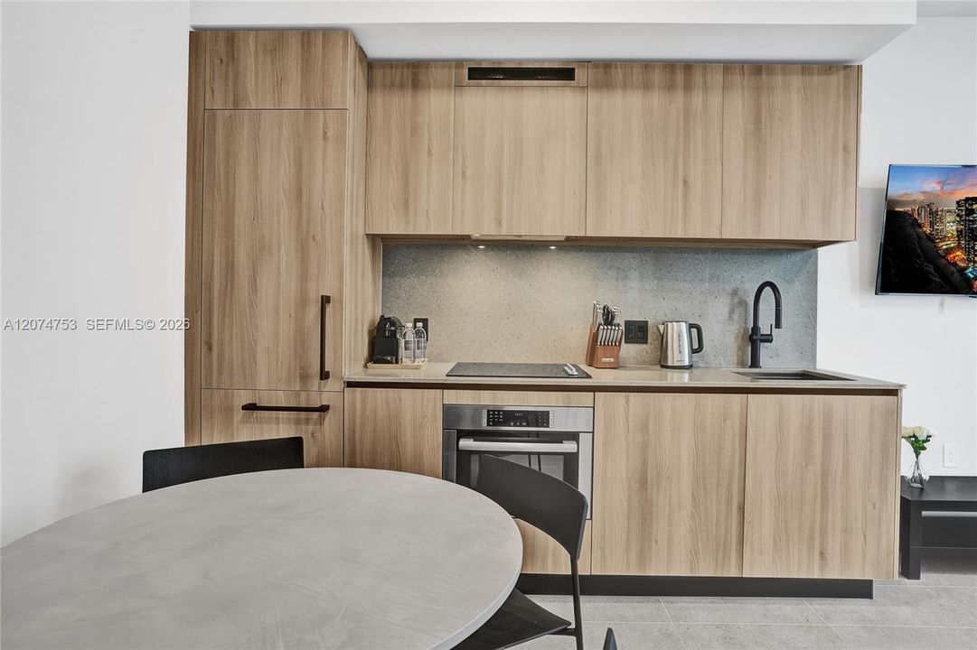 For Sale: $579,900 (1 beds, 2 baths, 597 Square Feet)