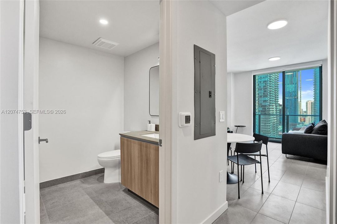 For Sale: $579,900 (1 beds, 2 baths, 597 Square Feet)