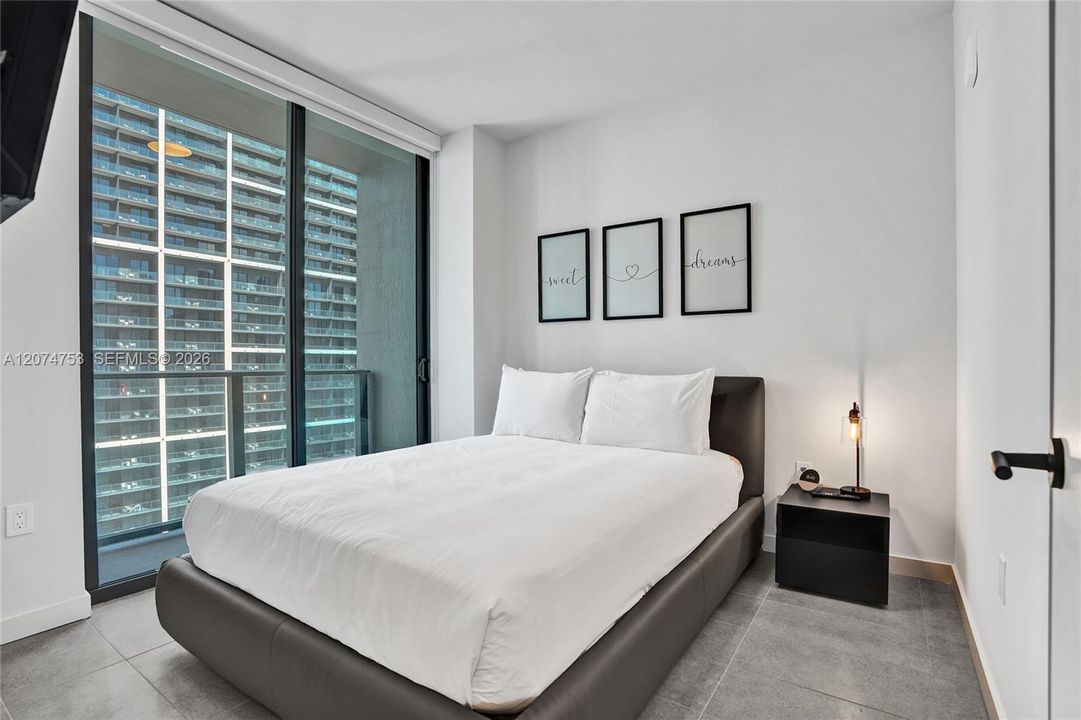 For Sale: $579,900 (1 beds, 2 baths, 597 Square Feet)