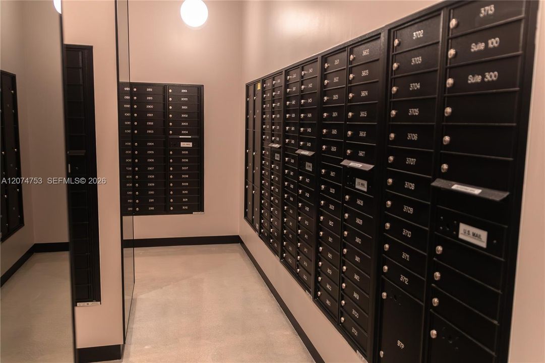 For Sale: $579,900 (1 beds, 2 baths, 597 Square Feet)