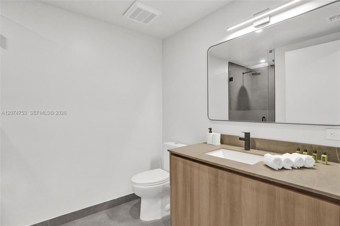 For Sale: $579,900 (1 beds, 2 baths, 597 Square Feet)